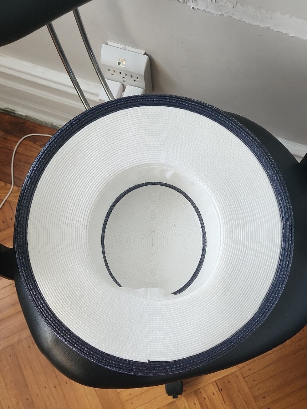 Classic White Straw Sun Hat with Black Trim and Bow. New Without Tag - Picture 6 of 14